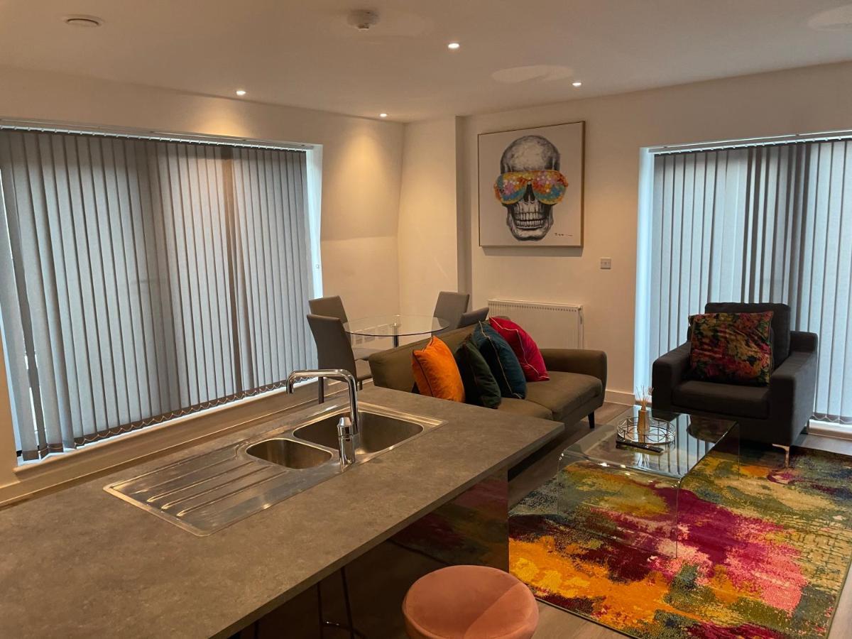 Lovely 2 Bed Apartment With Parking London Eksteriør billede