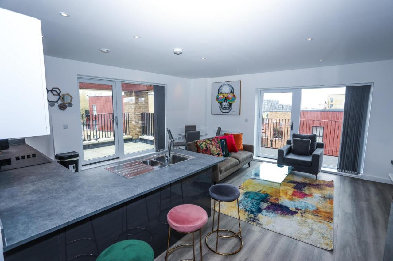 Lovely 2 Bed Apartment With Parking London Eksteriør billede