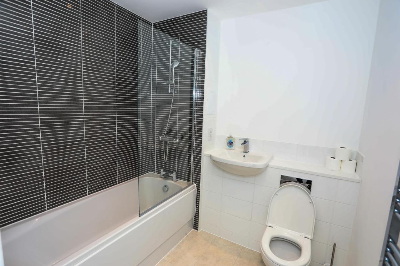 Lovely 2 Bed Apartment With Parking London Eksteriør billede
