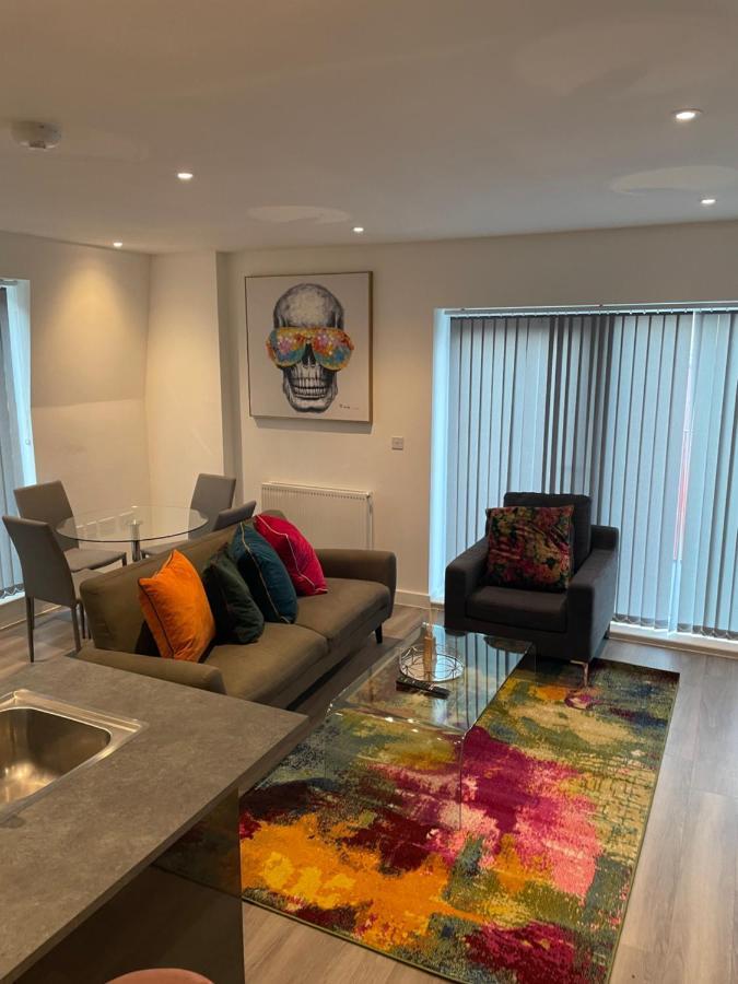 Lovely 2 Bed Apartment With Parking London Eksteriør billede