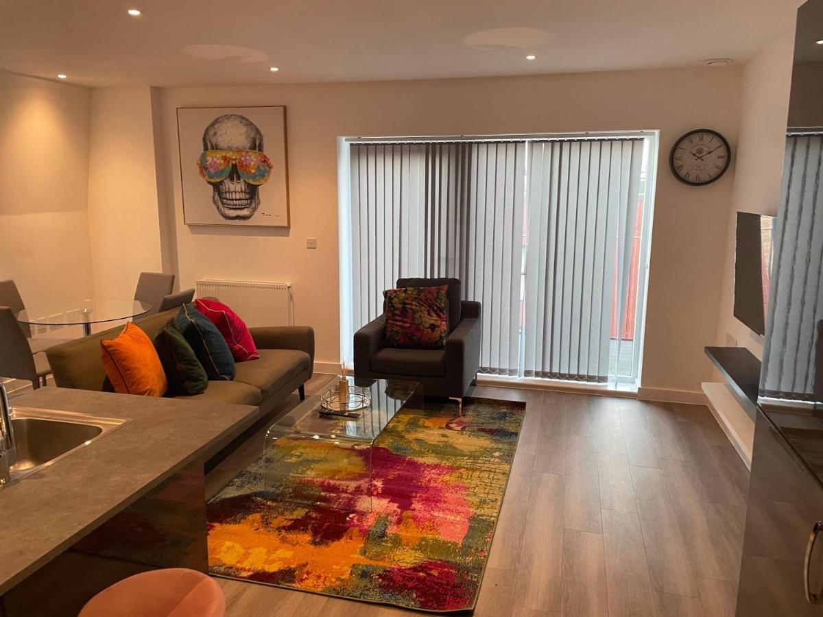Lovely 2 Bed Apartment With Parking London Eksteriør billede