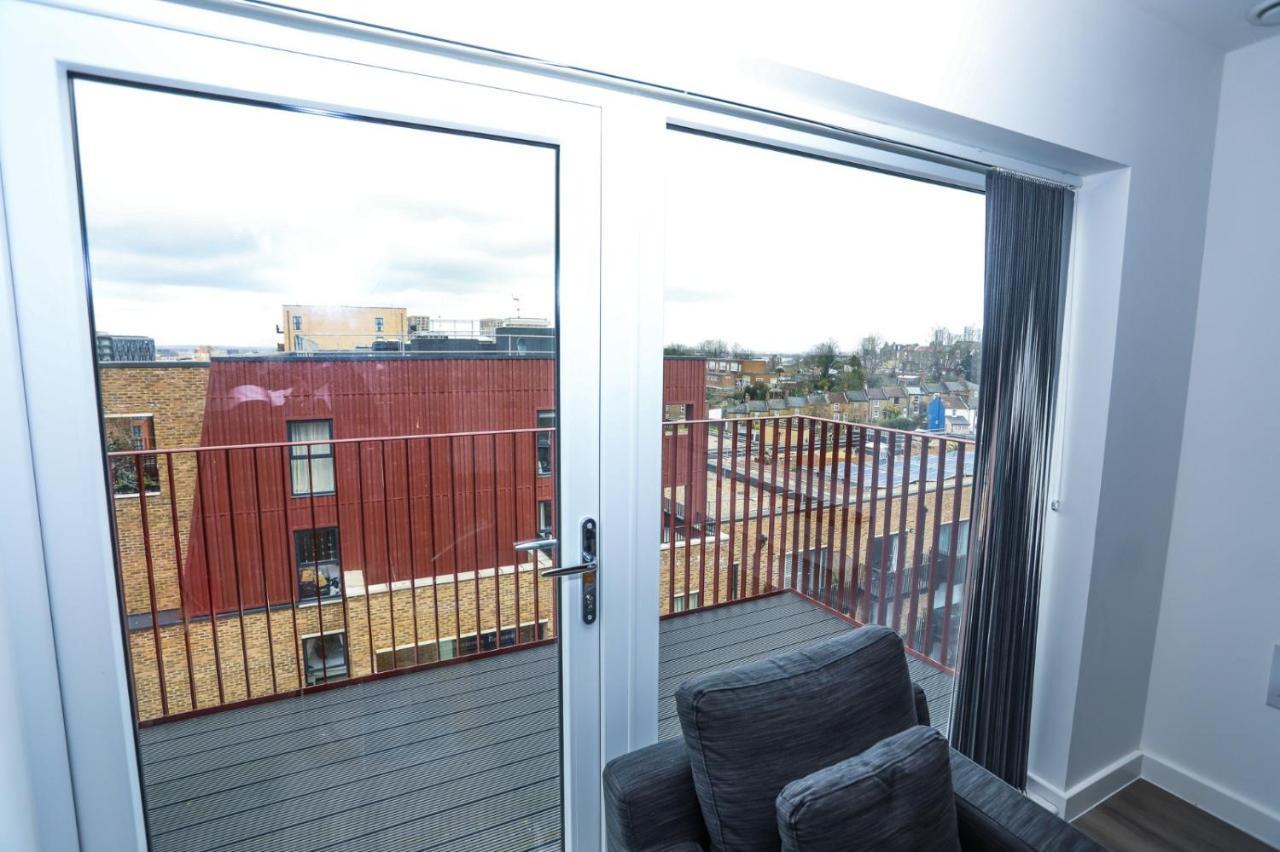 Lovely 2 Bed Apartment With Parking London Eksteriør billede