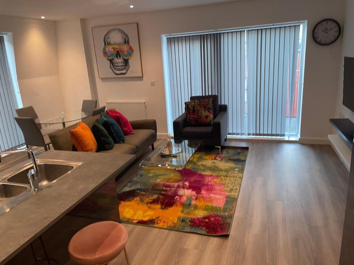 Lovely 2 Bed Apartment With Parking London Eksteriør billede