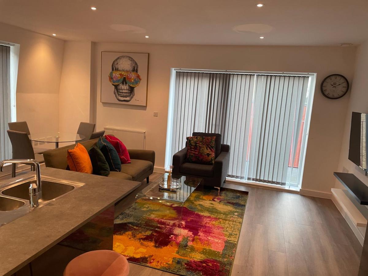 Lovely 2 Bed Apartment With Parking London Eksteriør billede