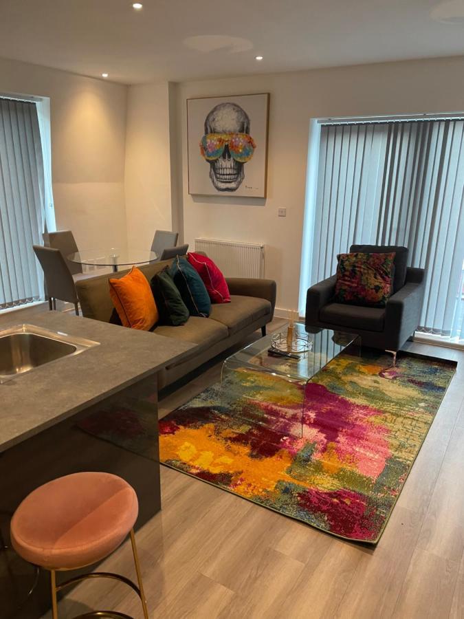 Lovely 2 Bed Apartment With Parking London Eksteriør billede