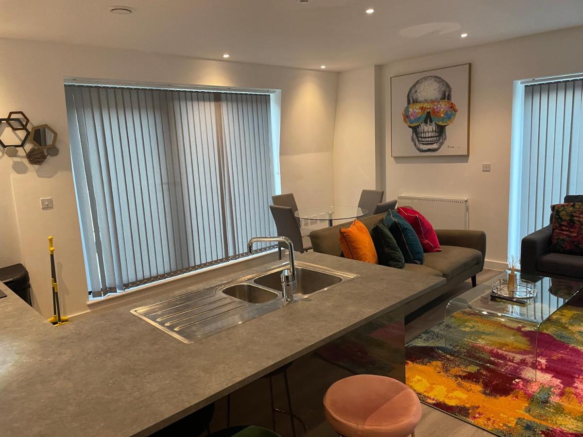 Lovely 2 Bed Apartment With Parking London Eksteriør billede
